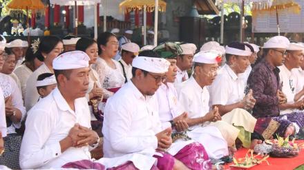 Pemerintah Desa Hadiri Kegiatan Penganyar di Pura Agung Jagatnatha